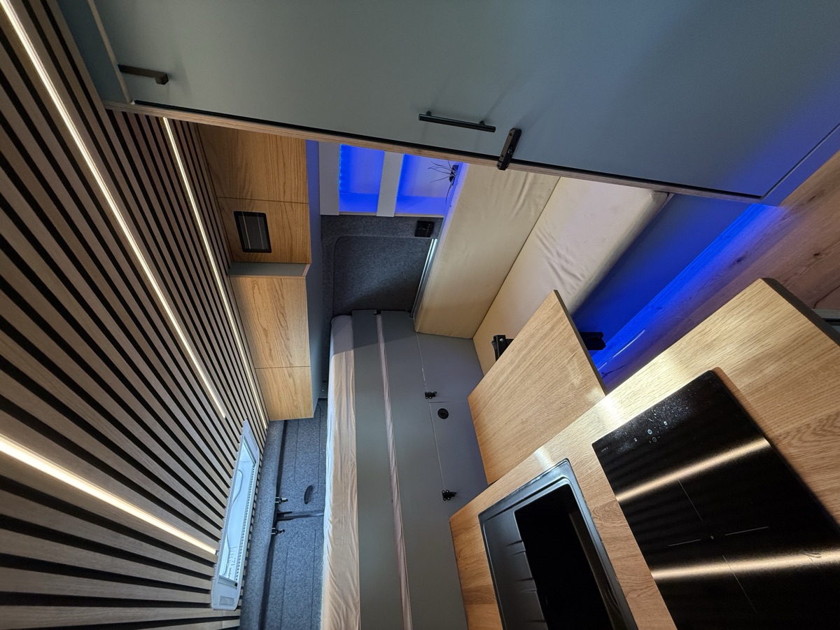 Wohnraum eines individuell ausgebauten FeinWerk Campervans