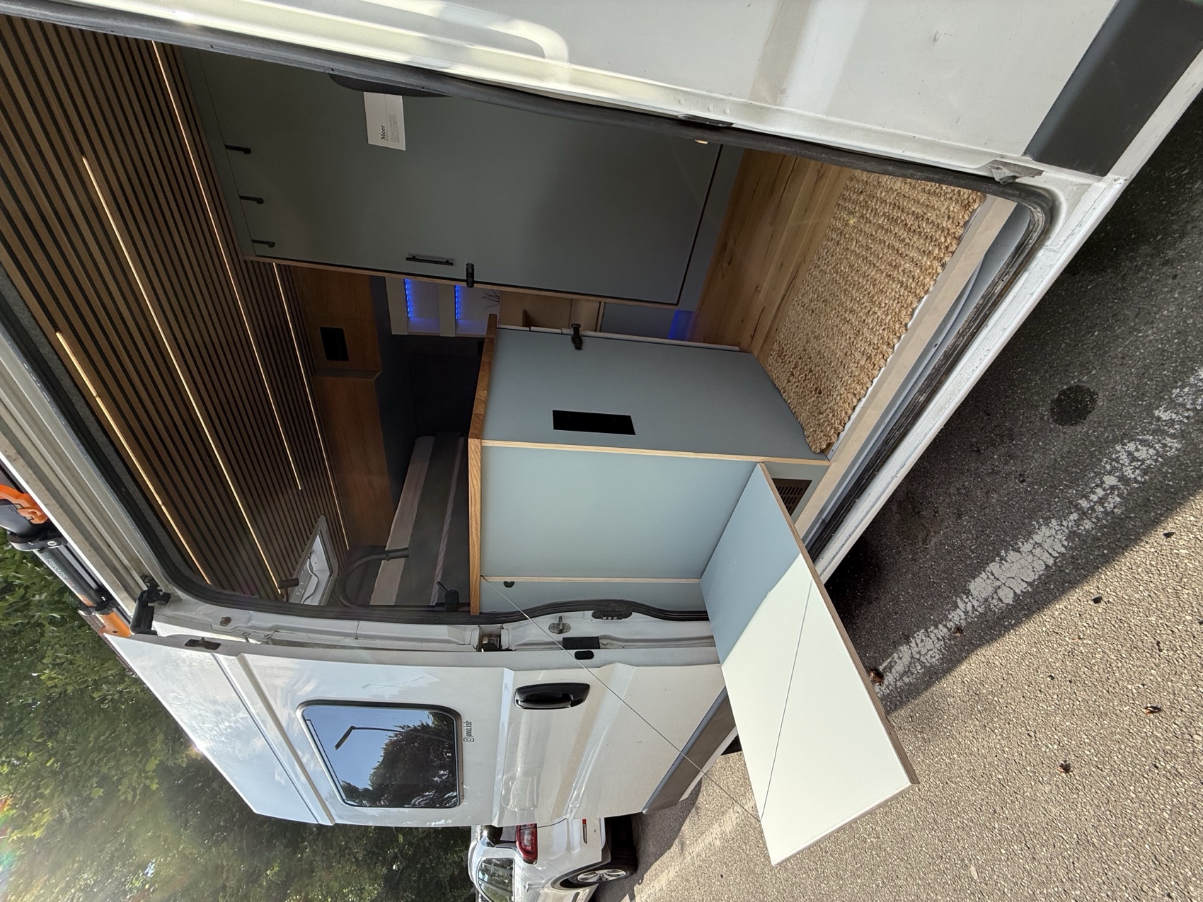 Hochwertiger Möbelinnenausbau eines FeinWerk Campervans