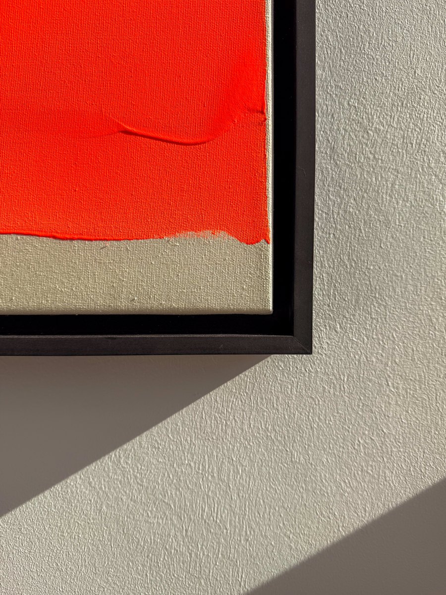 Detail der Rahmenecke des montierten Bildes vor heller Wand