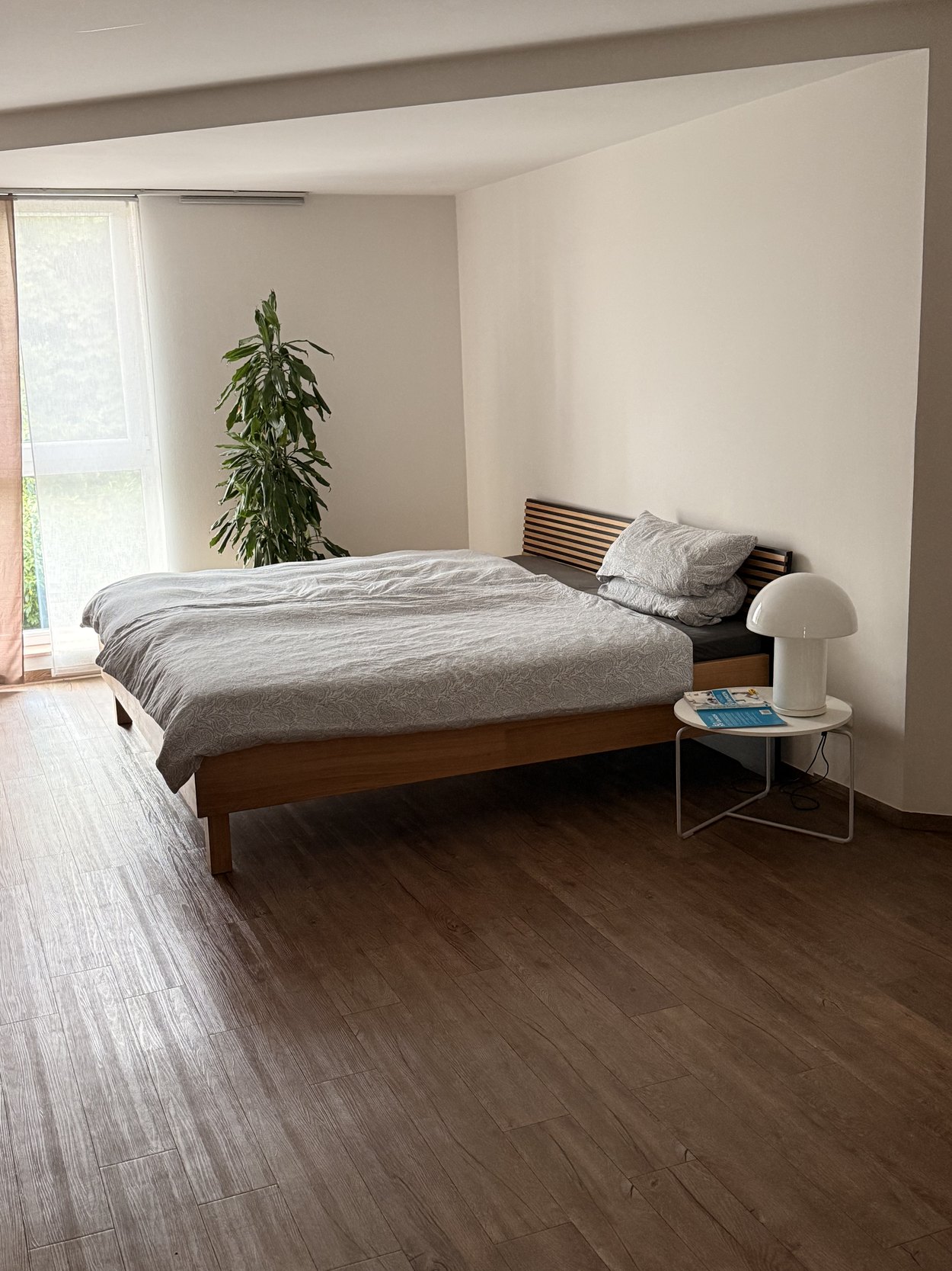 Schlafzimmer mit einem Bettgestell aus Eiche nach Maß