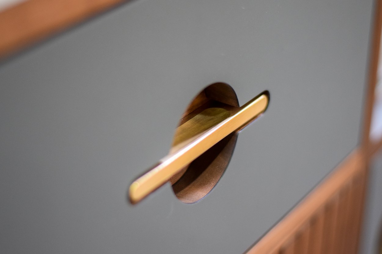 Sideboard aus Nussbaum mit grauen Fronten, Lamellentür und Vitrine