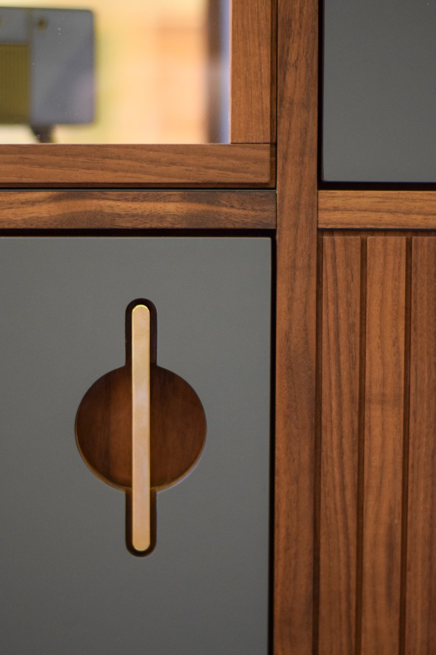 Vitrine und Griffdetail des Sideboards aus Nussbaum