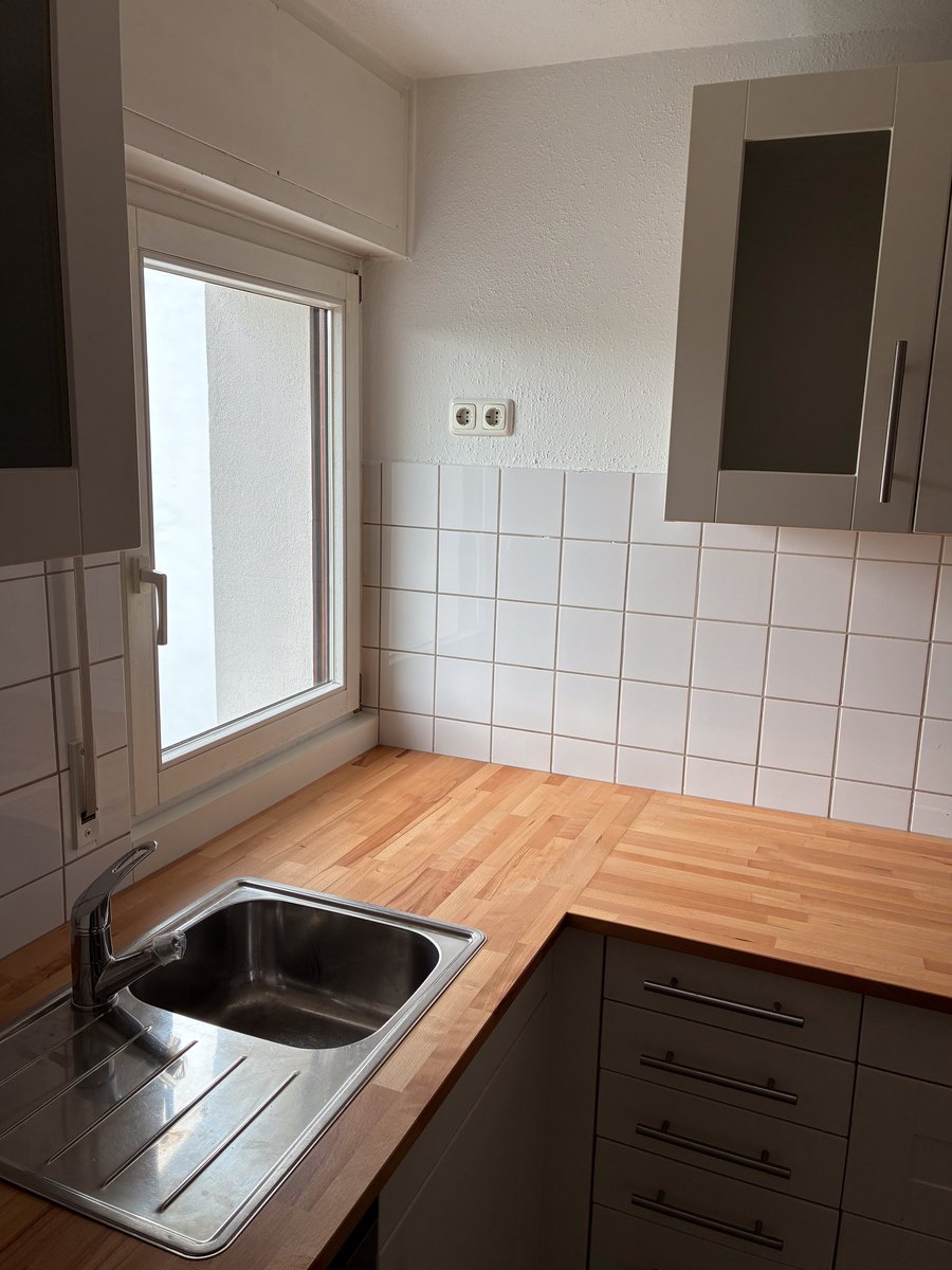 Spüle in einer Arbeitsplatte aus massiver Buche am Fenster